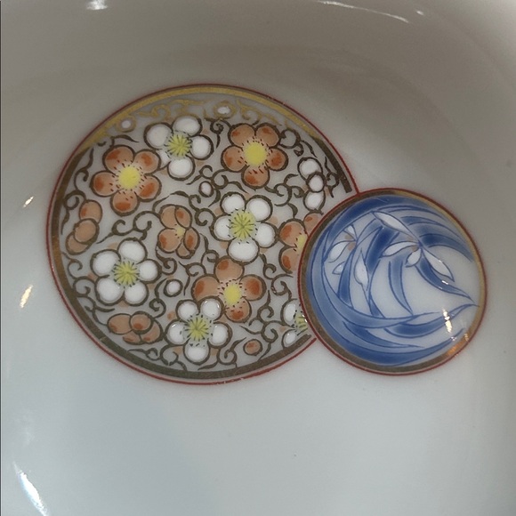 Fukagawa Porcelain Kotobuki Akae plum-blossom shaped bowls - Picture 9 of 11